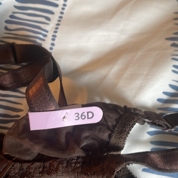 NWT set of Bali smoothing underwire lace bras. Size 36D. - Picture 5 of 5